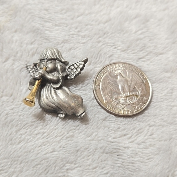 #463 Vintage Signed Daria Angel Playing Horn  brooch pin - Picture 4 of 4